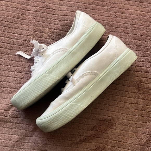 White vans - Picture 2 of 3